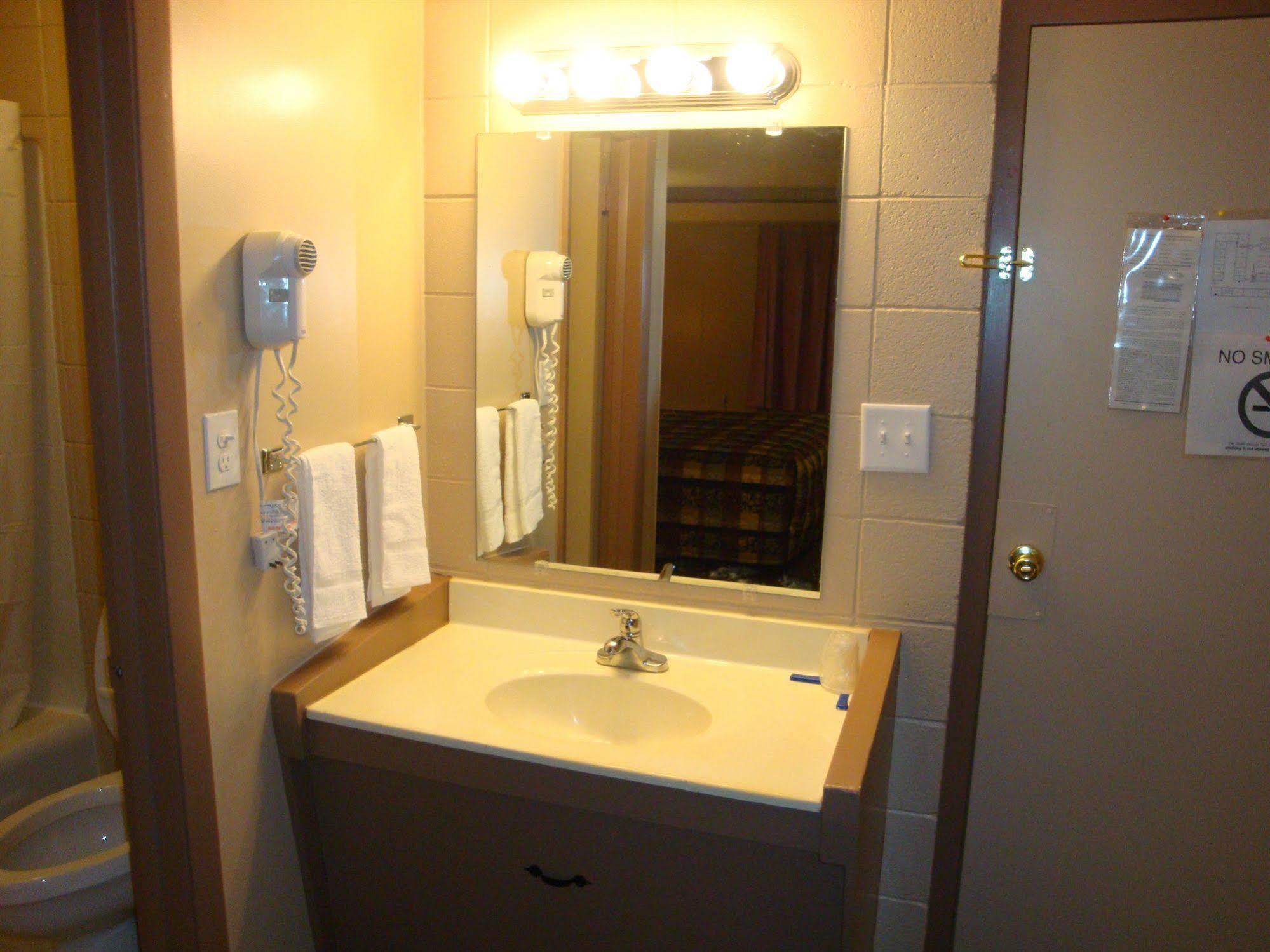 Economy Inn Green Bay Zewnętrze zdjęcie